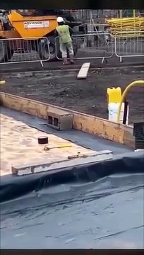 Petite blague entre ouvriers... Gamelle douloureuse