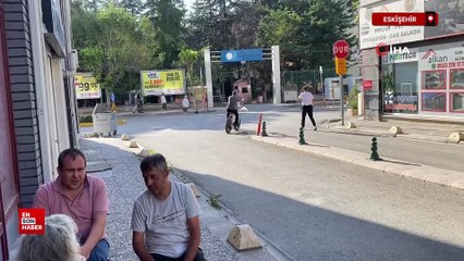 Eskişehir'de elektrikli bisiklet ile servis yapan çaycı