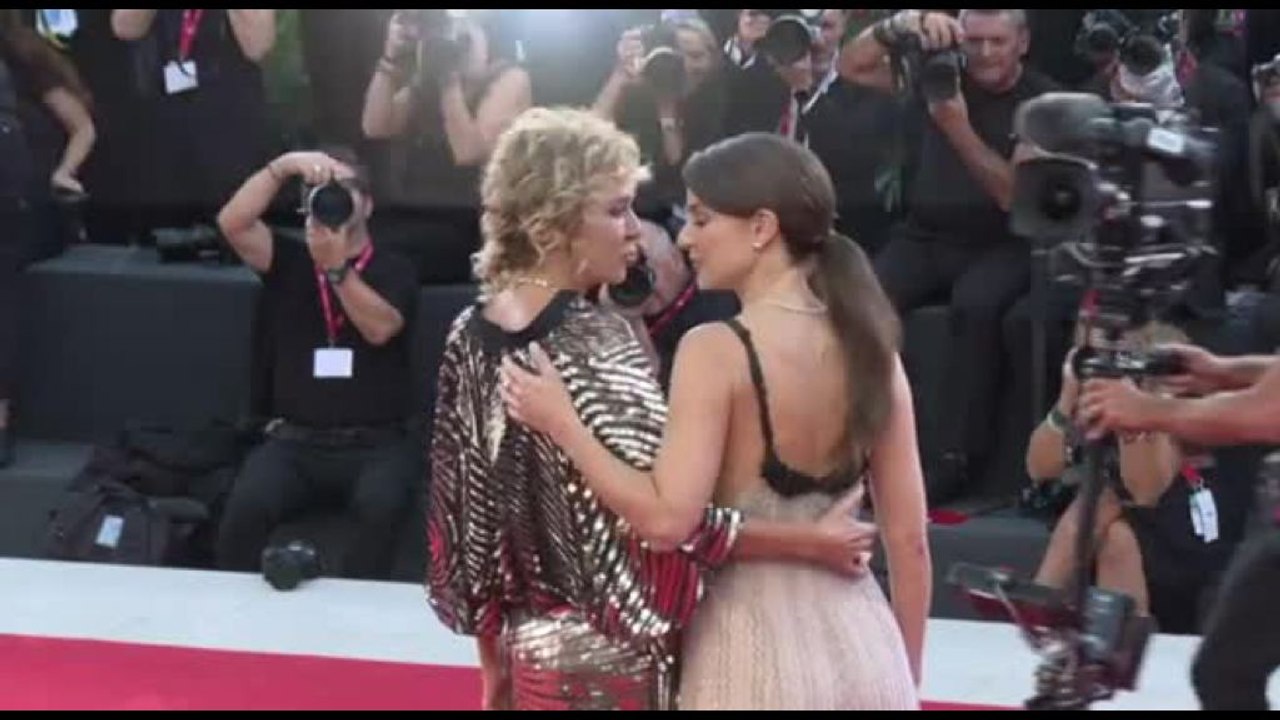 Venezia 82, Barbara Ronchi e Valeria Golino sul red carpet di "Elisa"