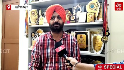 ਗਾ-ਗਾ ਕੇ ਪੜ੍ਹਾਉਂਦੇ ਇਹ 'ਗਾਇਕ' ਅਧਿਆਪਕ, ਇਸੇ ਅੰਦਾਜ ਕਰਕੇ ਕਈ ਵਾਰ ਹੋਏ ਸਨਮਾਨਿਤ, ਮਿਲੋ ਇਸ ਅਧਿਆਪਕ ਨਾਲ...