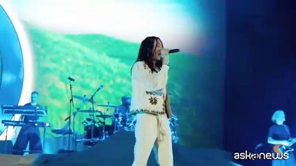"Casa mia" è il palco: Ghali show al Forum di Milano, tra dune di sabbia e tanti ospiti