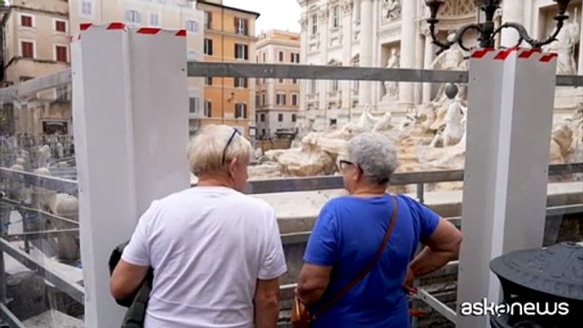 Fontana di Trevi in restauro, passerella e numero chiuso per i turisti a Roma