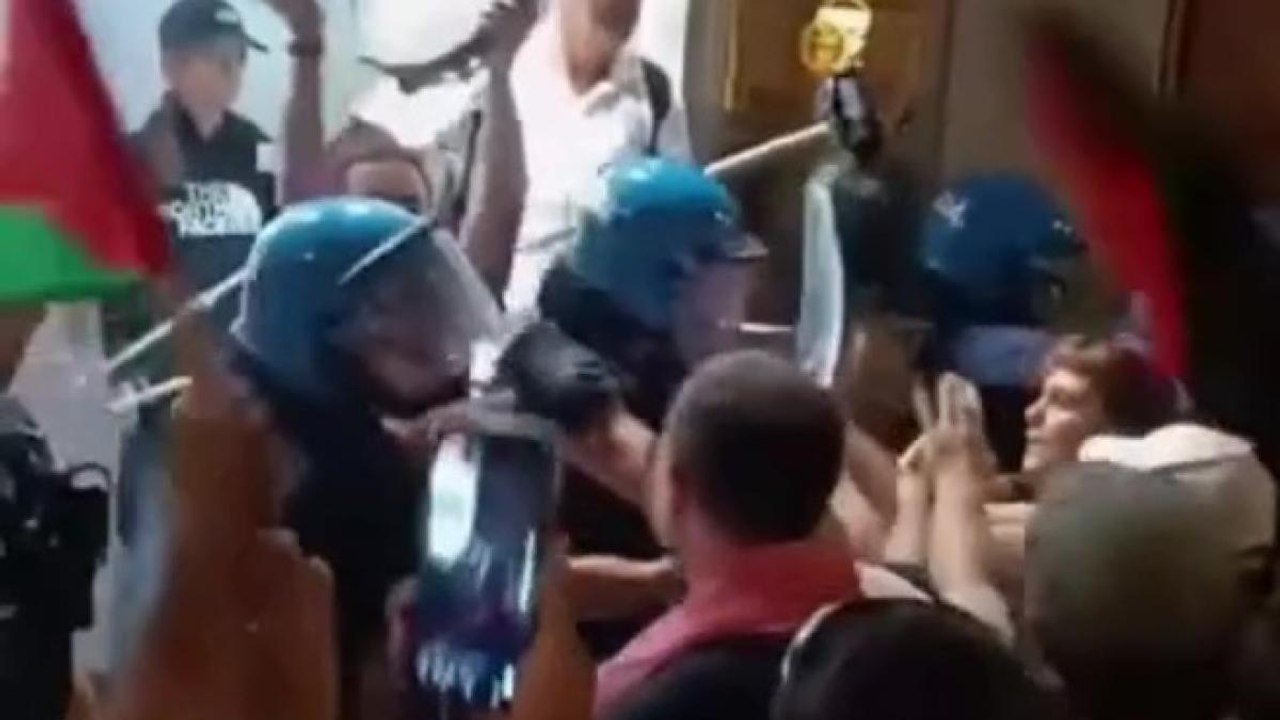 Bari, scontri alla manifestazione pro Palestina: sotto il consolato d'Israele spintoni e interventi della polizia