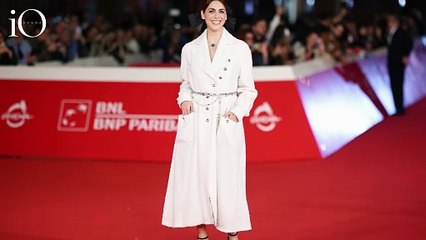 Miriam Leone, diva in bianco alla Festa del Cinema di Roma con il cappotto che diventa abito chic