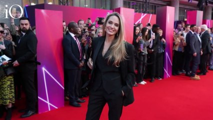 Ad Angelina Jolie basta un completo nero in stile mannish per stupire
