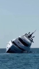 Un yacht de luxe coule 15 minutes après sa mise à l'eau