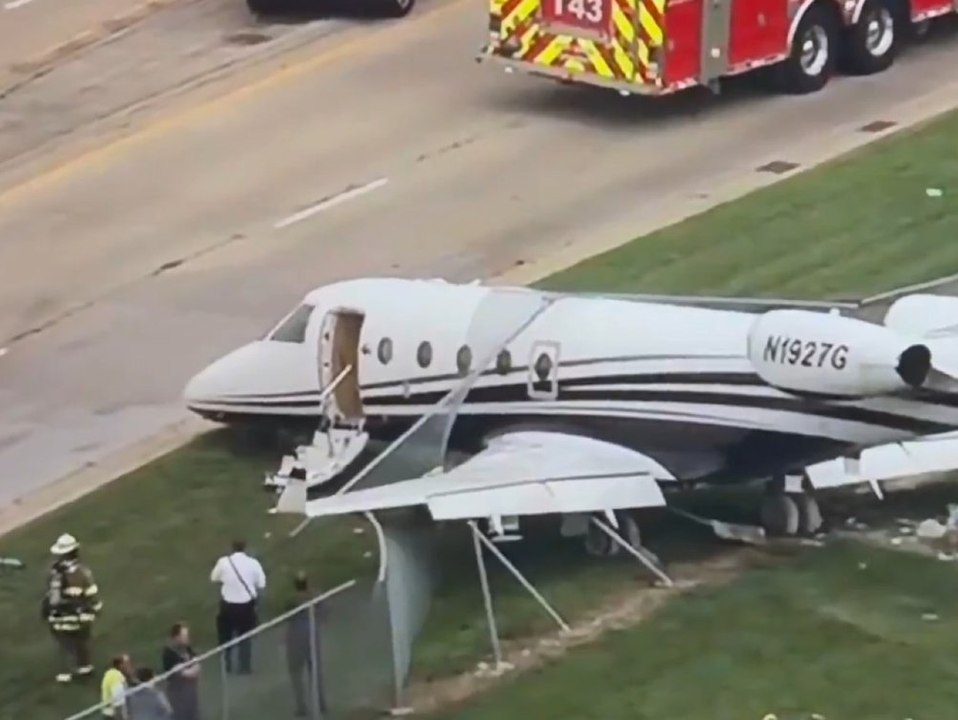 Privatjet rast über Landebahn und kracht in Zaun