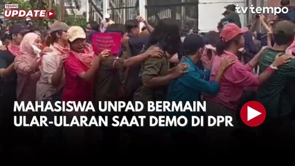Mahasiswa Unpad Bermain Ular-ularan Saat Demo di DPR
