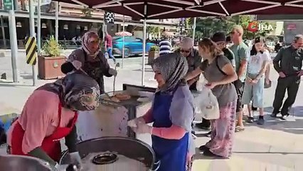 Balıkesir'de bitmeyen depremler için halk harekete geçti! 'Gün boyu burada dağıtıyoruz'