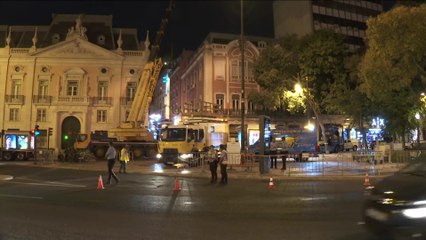 Los trabajadores retiran de las vías el funicular siniestrado de Lisboa tras un accidente mortal