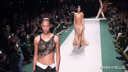 Victoria Beckham: spacchi, trasparenze e un tocco rock per la PE 2025 a Parigi