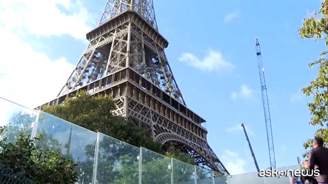 Parigi dice addio alle Olimpiadi: i cinque cerchi rimossi dalla Tour Eiffel