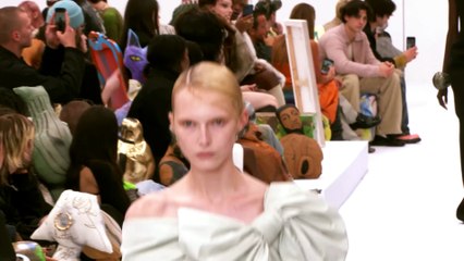 Come a casa. La sfilata di Acne Studios Primavera-Estate 2025