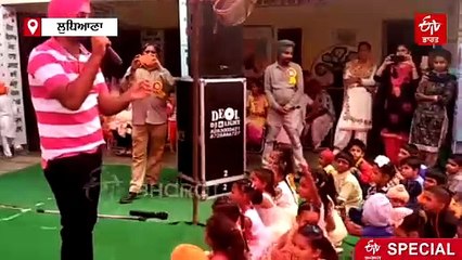 ਗਾ-ਗਾ ਕੇ ਪੜ੍ਹਾਉਂਦੇ ਇਹ 'ਗਾਇਕ' ਅਧਿਆਪਕ, ਇਸੇ ਅੰਦਾਜ ਕਰਕੇ ਕਈ ਵਾਰ ਹੋਏ ਸਨਮਾਨਿਤ, ਮਿਲੋ ਇਸ ਅਧਿਆਪਕ ਨਾਲ...