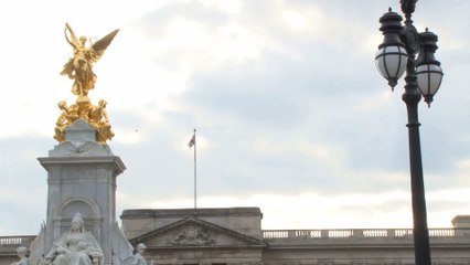 Look around London: Victoria Statue Monument