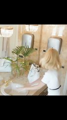 عندها وسواس بسبب تتصرف بطريقه غريبه