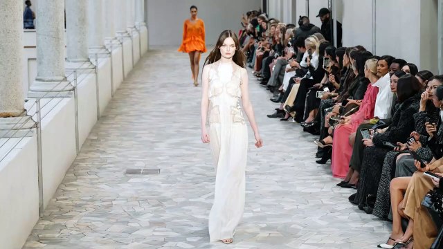 In equilibrio tra sogno e realtà: la Primavera/Estate 2025 secondo Alberta Ferretti