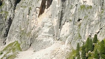 Pale di San Martino, il video della frana: «Sono crollati quasi 200 metri cubi di roccia, chiuso il sentiero Mulaz»