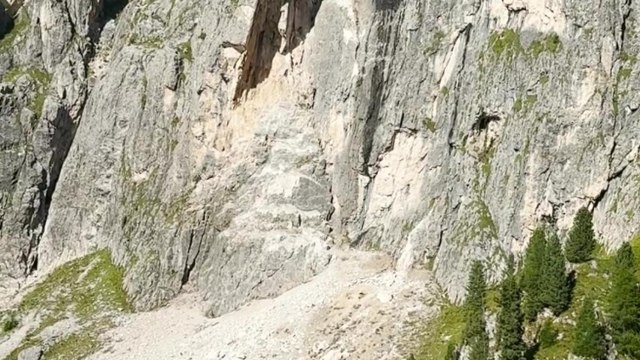 Pale di San Martino, il video della frana: «Sono crollati quasi 200 metri cubi di roccia, chiuso il sentiero Mulaz»