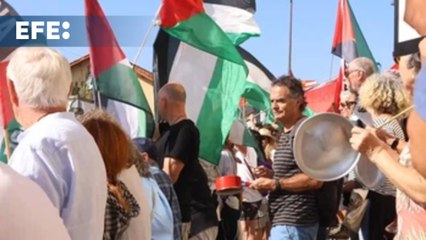 Cacerolada contra Israel en el inicio de la Vuelta en Cabezón de la Sal