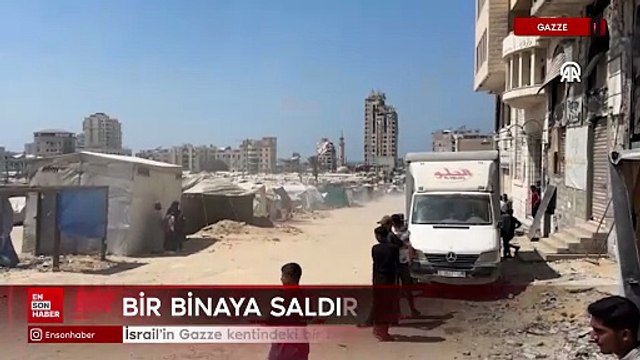 İsrail'in Gazze kentindeki bir binaya art arda düzenlediği hava saldırıları görüntülendi