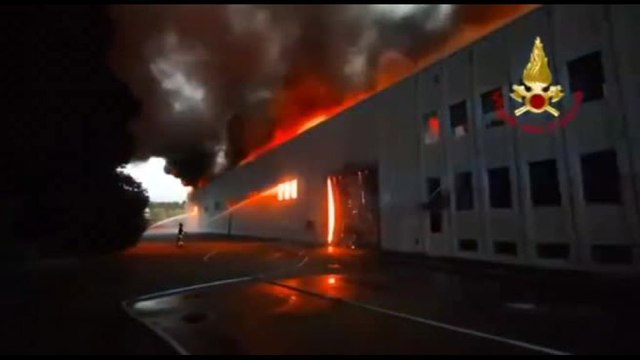 Incendio in azienda di materie plastiche a Pianezza (TO)