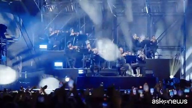 Lazza con l'Orchestra sinfonica di Milano: che show fuori da San Siro