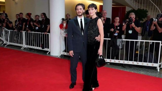 Luca Marinelli e Alissa Jung: eleganza e fascino sul red carpet di Venezia 2024
