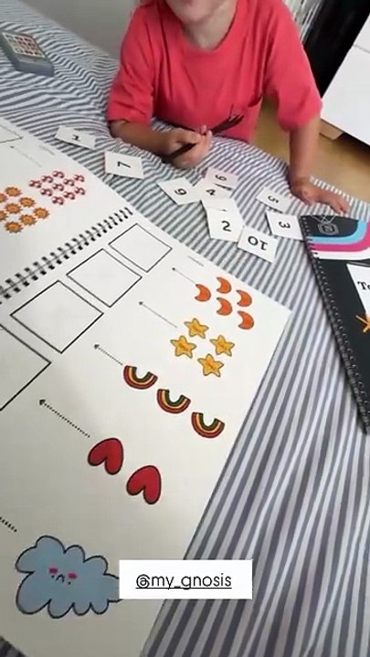 Ο Δημήτρης Αλεξάνδρου διαβάζει με τον γιο του