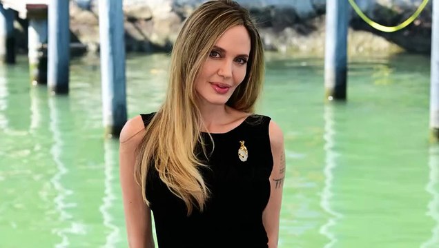 Angelina Jolie, eleganza dark e minimalista a Venezia (aspettando il red carpet)