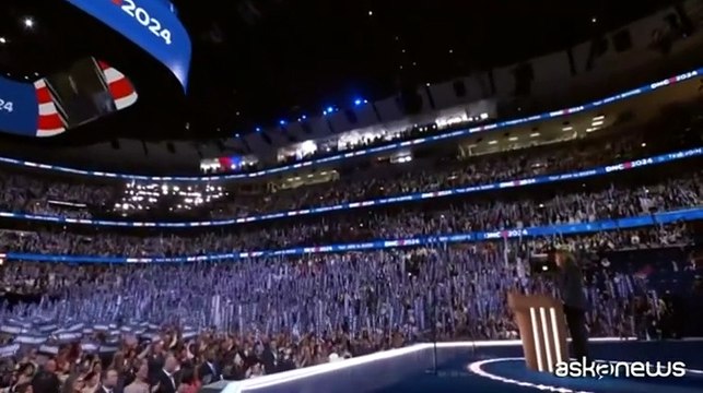 Kamala Harris accetta la nomination democratica e attacca Trump: «Non torniamo indietro»