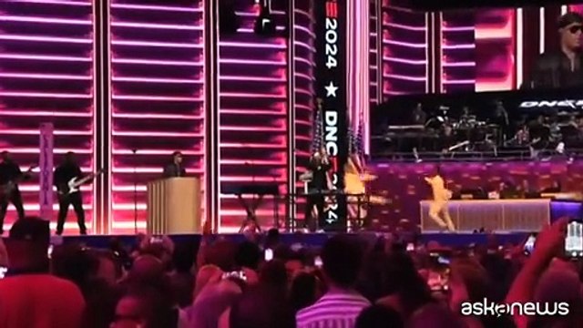 Straordinario show di Stevie Wonder. Alla Convention democratica canta per Kamala Harris