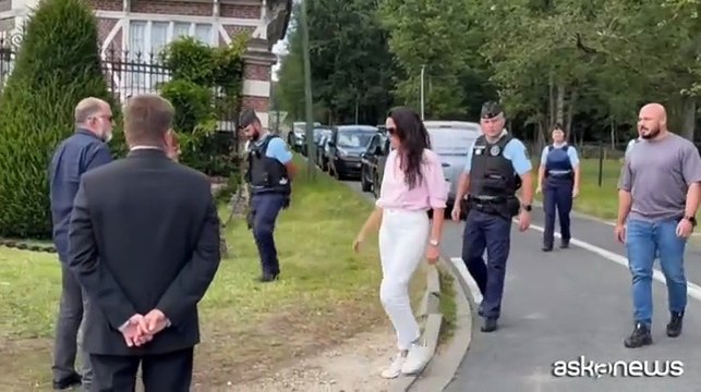 Il dolore di Anouchka Delon, in lacrime davanti alla casa del padre Alain. Sabato i funerali, in forma privata