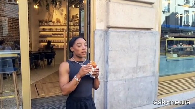 Simone Biles a Parigi, dopo le 3 Medaglie d'oro, il croissant