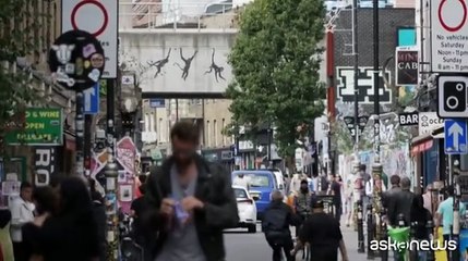 Ecco le scimmie, la terza opera di Banksy in tre giorni a tema animale. Cosa significa?