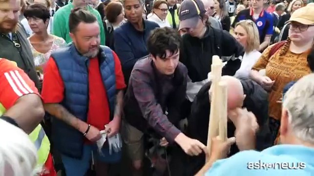 Inghilterra, le violenze anti Islam e i volontari in strada per pulire