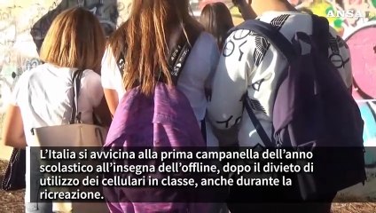 Zaini in spalla e telefoni spenti, parte la scuola "smartphone free"