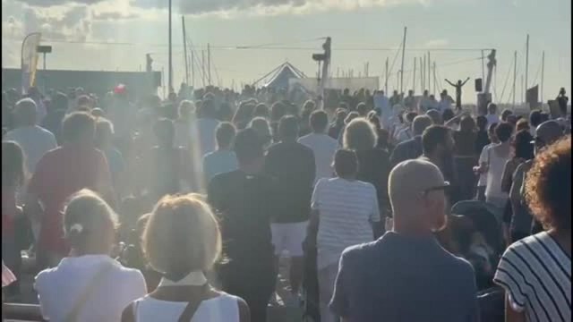 Rimini, il video della messa celebrata in spiaggia da Zuppi nel ricordo di don Oreste Benzi