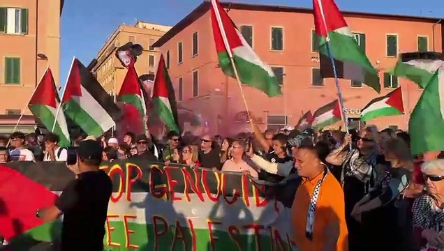 Livorno, la sfilata in piazza per appoggiare la missione umanitaria a Gaza