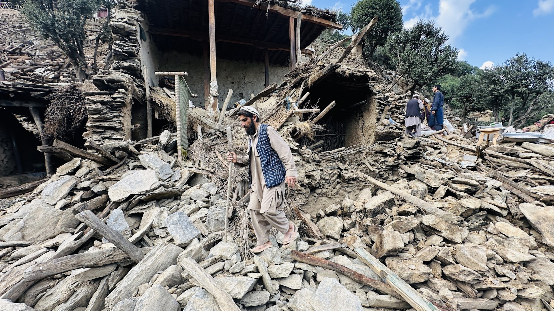 El terremoto registrado el domingo en el este de Afganist�n ha dejado ya m�s de 2.200 fallecidos, mientras los equipos de rescate intentan llegar a aldeas aisladas en la zona monta�osa m�s golpeada por el sismo.

En las im�genes difundidas apenas aparecen mujeres. Desde que los talibanes retomaron el poder en 2021, han borrado su presencia p�blica, vet�ndoles la educaci�n, el empleo e incluso la posibilidad de hablar en espacios abiertos o interactuar con hombres que no pertenezcan a su familia.