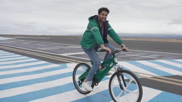 Galápagos y LATAM le apuestan a la sostenibilidad: del plástico reciclado nacen bicicletas y ropa ecológica