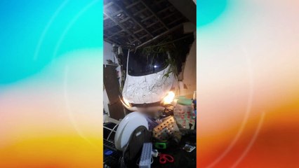Acidente de Carro Destruindo Residência no Bairro Ibura: Adolescentes Escapam por Pouco e Família Contabiliza Prejuízos