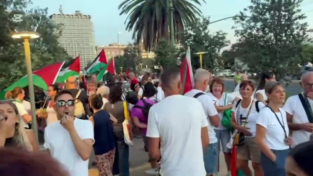 Cagliari, corsa di protesta tra le vie del centro per dire basta al genocidio a Gaza