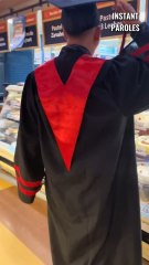 Cet étudiant surprend son père sur son lieu de travail le jour de sa remise des diplômes