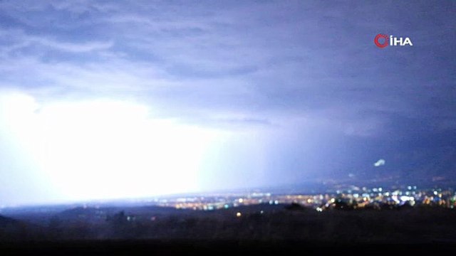 Erzincan’daki görsel şölen kamerada! Şimşek ve yıldırımlar geceyi aydınlattı