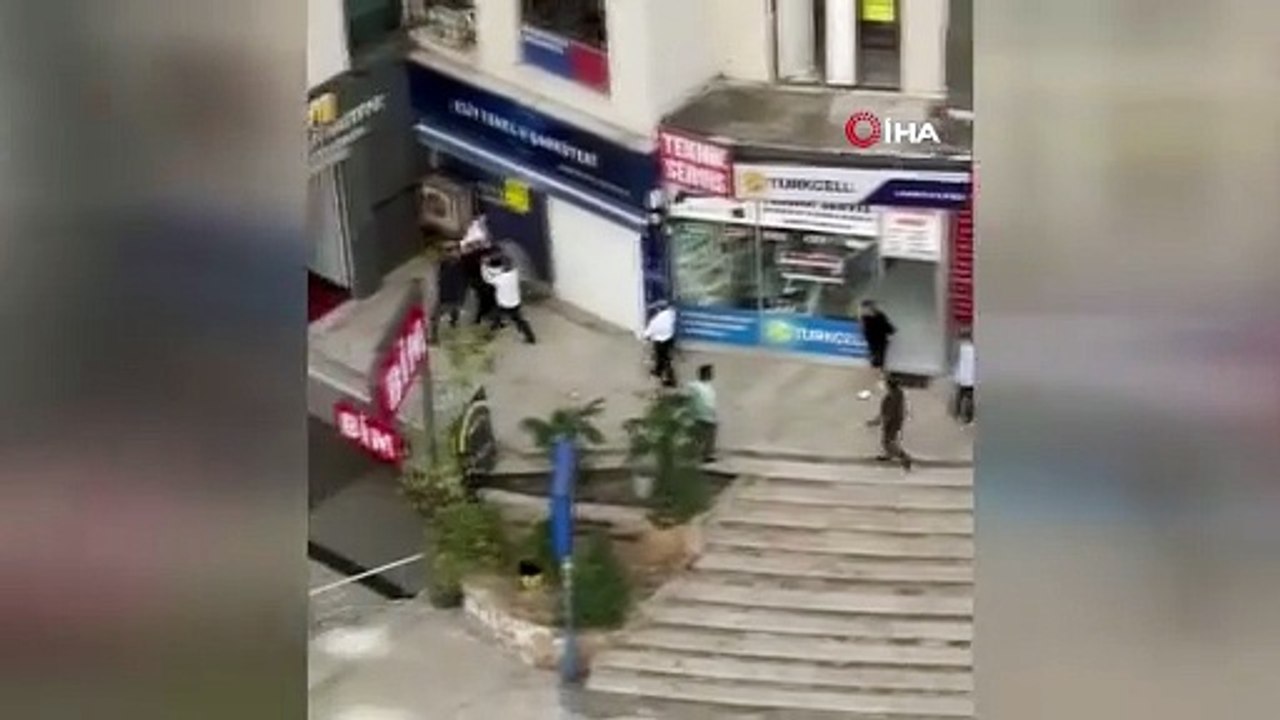 Esenyurt'ta iki gurubun kavgasında ortalık savaş alanına döndü!