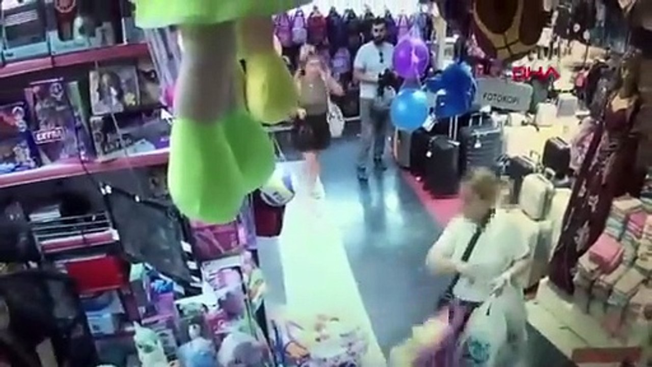 Çaldığı 700 TL’lik oyuncağı çocuğuna veren kadın, 10 TL’lik de alışveriş yaptı; o anlar kamerada