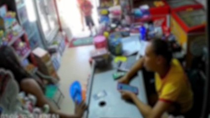 Mãe dá chinelada na cara de funcionária após filho gastar R$ 10 escondido