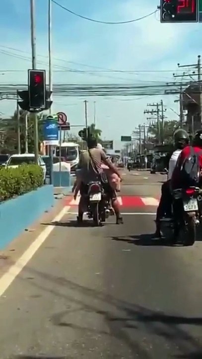 VIDEO: Homens são flagrados levando porco vivo em moto; veja