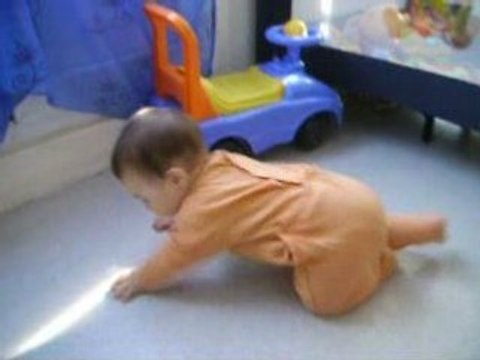 Evan qui essai le quatre pattes